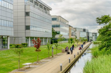 Yeni iş bölgesinde modern ofisleri ile