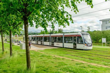 Tramvaya için bekleyenler 