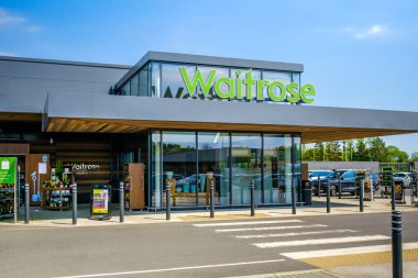 GLASGOW, SCOTLAND - 16 Mayıs 2019: Yazın Milngavie, Glasgow 'daki Waitrose süpermarketinin ana girişi.