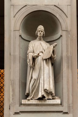 Leon Batt Alberti 'nin heykeli Uffizi Galerisi sütununda, Floransa İtalya.