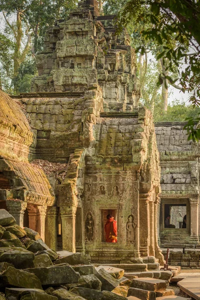 Egy Magányos Szerzetes Prohm Buddhista Templomában Angkor Wat Komplexumban Kambodzsában — Stock Fotó