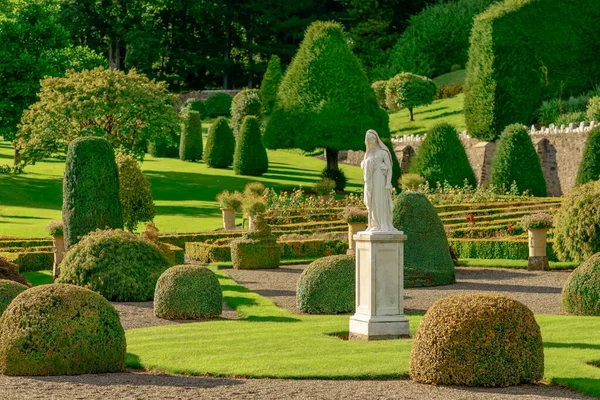 Uma Estátua Belo Cenário Jardim Formal Outono — Fotografia de Stock