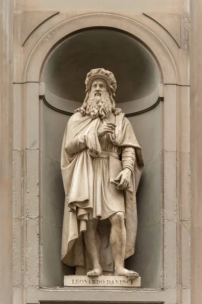 Statua Leonardo Vinci Fuori Dal Colonnato Degli Uffizi Firenze Foto Stock
