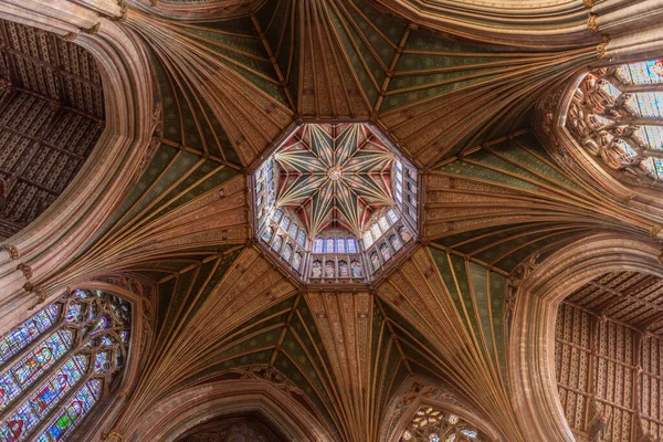 Prächtige Glasmalereien Und Gemälde Unter Der Kuppel Der Ely Cathedral Stockbild