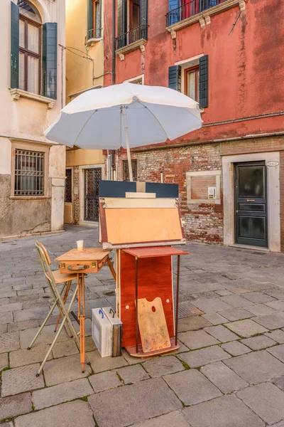 Staffelei Palette Stuhl Und Ständer Eines Künstlers Venedig Italien lizenzfreie Stockfotos