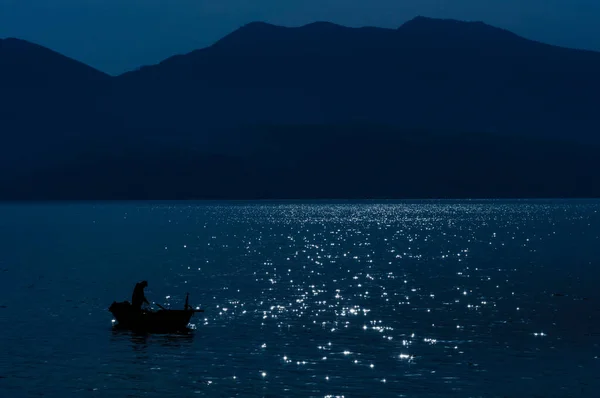 Ein Einsamer Fischer Auf Einem Kleinen Boot Der Nacht Stockbild