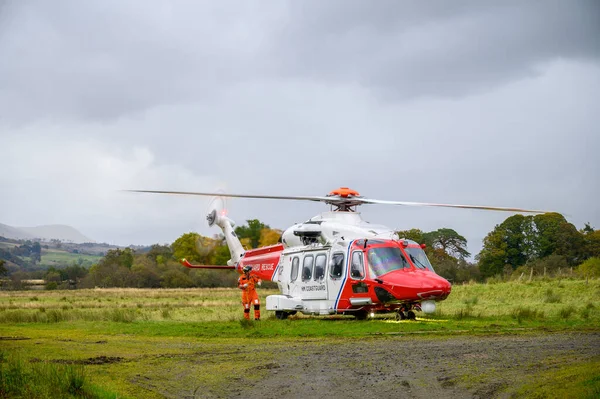 Killin Scotland October 2019 Seorang Anggota Kru Dari Sebuah Helikopter Stok Lukisan  