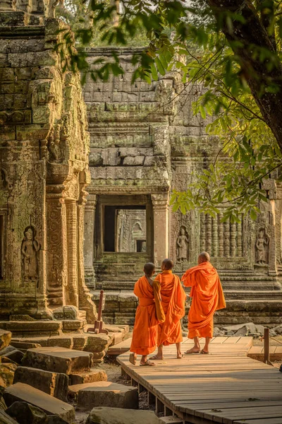 Três Monges Caminhando Pelo Templo Budista Prohm Dentro Complexo Angkor Imagens Royalty-Free