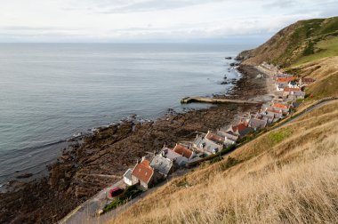 Deniz kıyısı Crovie Köyü