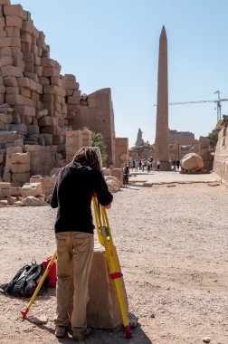 Restorasyon proje üzerinde çalışan arazi
