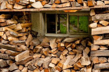 Yığılmış woodburning günlükleri