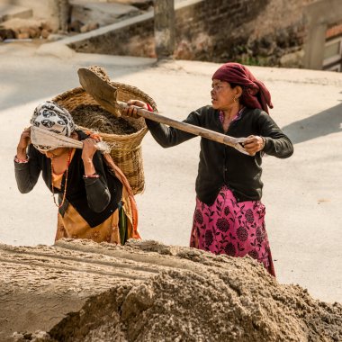 Ağır inşaat işi yapan kadınlar