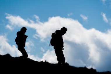 Erkek ve kadın bir tepeden aşağı yürüyüş