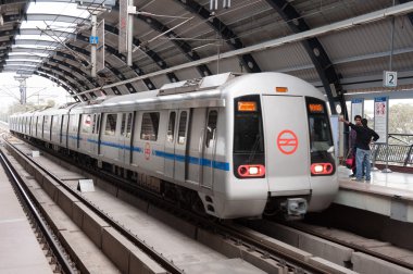 İstasyonda gelen bir yolcu treni