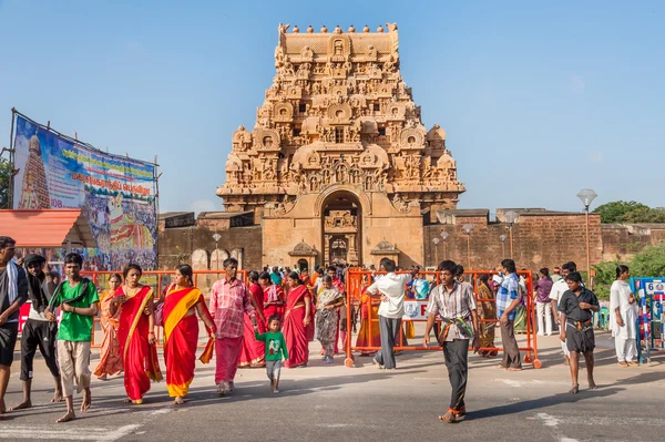 Peregrinos hindus visitando o Templo de Brihadisvara — Fotografia de Stock