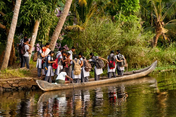 Des écoliers embarquent sur un bateau — Photo