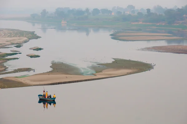 Boot auf dem Yamuna Fluss — Stockfoto