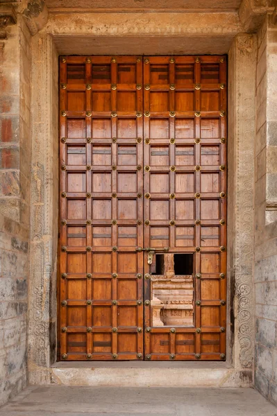 Porta de madeira fechada e trancada — Fotografia de Stock