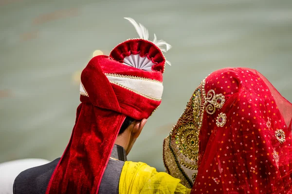 Bride and groom Varanasi — Stock Photo, Image