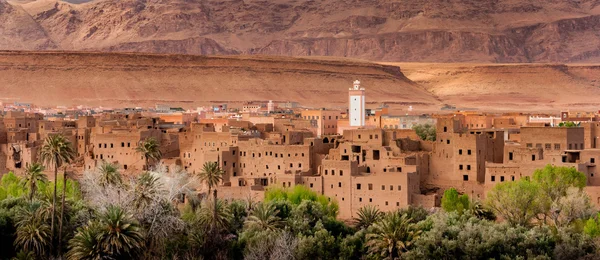 Village marocain dans les montagnes de l'Atlas moyen — Photo