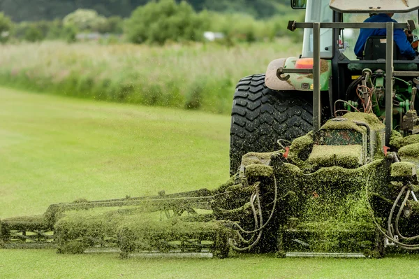 En traktor som används för att klippa gräs — Stockfoto