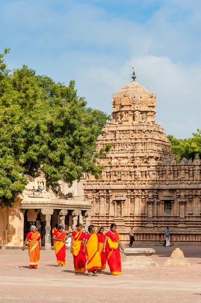 Brihadisvara Peregrinos hindúes que visitan el templo de Brihadisvara — Foto de Stock