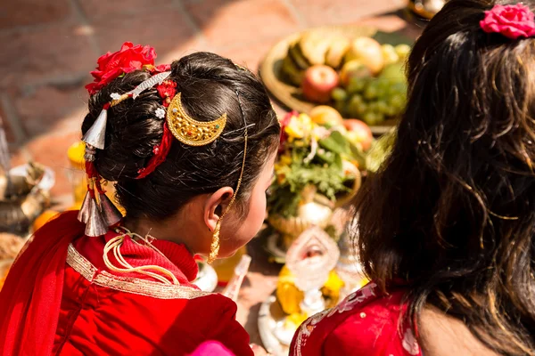 Young girls symbolic wedding ceremony. — Φωτογραφία Αρχείου