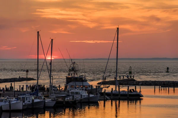 Zachód słońca nad łodzi w Menemsha — Zdjęcie stockowe