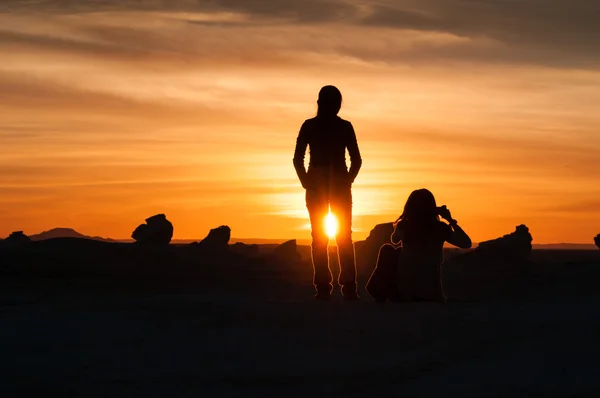 Silhouettes humaines noires au coucher du soleil — Photo