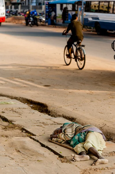 Biedny człowiek śpi na ulicy — Zdjęcie stockowe