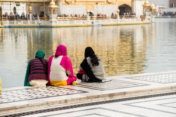 Three female sikh pilgrims — Stockfoto