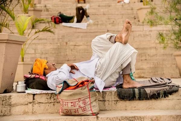 Hombre acostado durmiendo en escalones —  Fotos de Stock