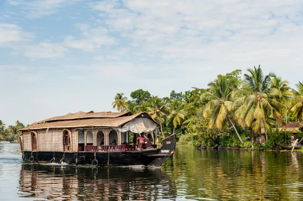 Husbåt på kerala backwaters, Indien — Stockfoto