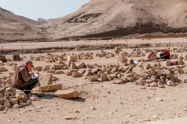 Археологи роботі поблизу похоронний храм — стокове фото