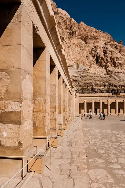 Touristes dans le temple mortuaire — Photo