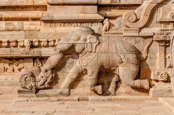 Talla en roca de un elefante — Foto de Stock