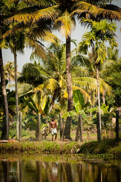 Villager com uma besta para pescar — Fotografia de Stock