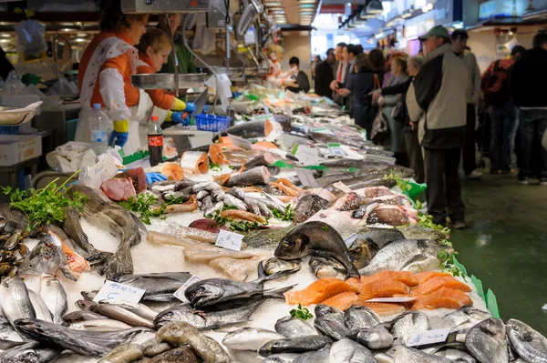 Ein Fisch- und Meeresfrüchteverkäufer — Stockfoto