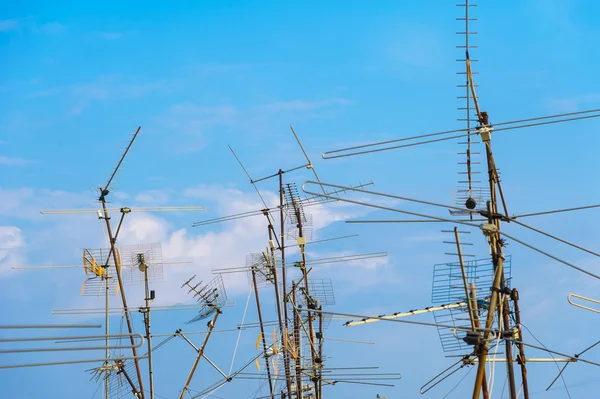 Çeşitli Televizyon antenler çatı üzerinde