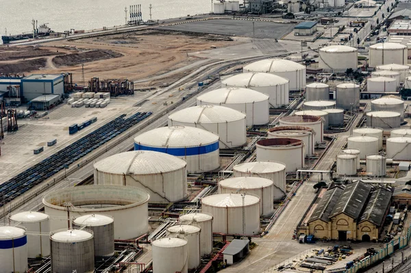 Barcelona'da Doğalgaz depolama tankları.