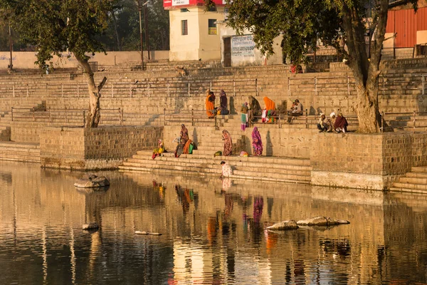 People washing at the ghats — Stock Photo, Image