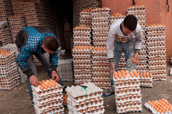 Vendeurs d'oeufs qui élèvent leur stock — Photo