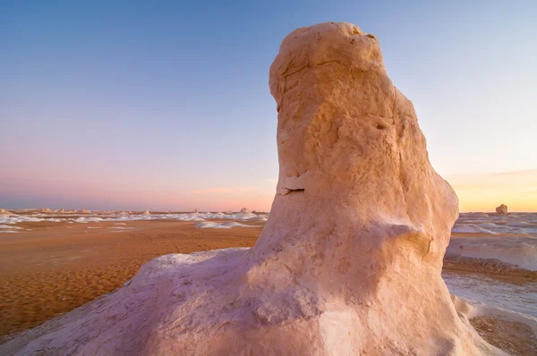 Formaciones rocosas erosionadas por el viento, desierto blanco egipcio — Foto de Stock