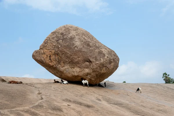 Gigante roca de equilibrio natural — Foto de Stock