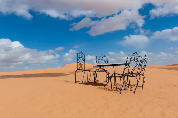 Mesa para cuatro en el desierto . —  Fotos de Stock