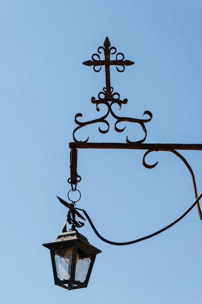 Kovový dekorativní pouliční lampy — Stock fotografie