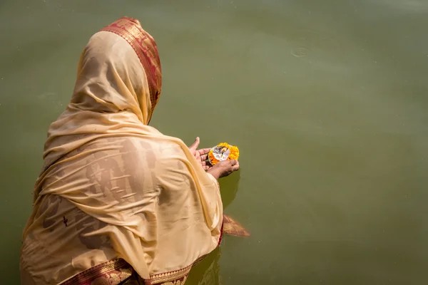 Hindu woman makes and Aarti offering — Stockfoto