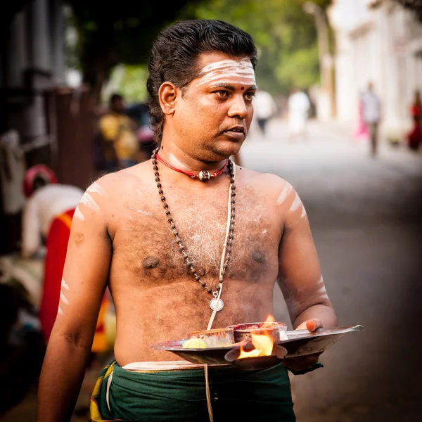 Hindoe priester zich voorbereidt op het geven van een zegen — Stockfoto