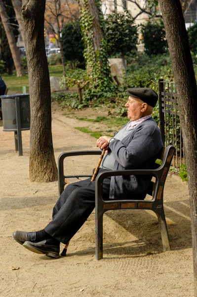 Parkta yaşlı adam — Stok fotoğraf