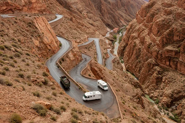 Camion e camper su strada curva — Foto Stock